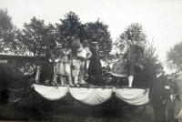 Polička, alegorický vůz Prodaná nevěsta v průvodu při sbírce na stavbu divadla, 1924