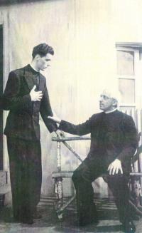 Pardubice, Divadelní ochotnické sdružení, sedící farář J. Kout