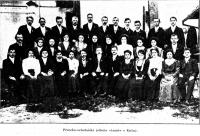 Krčín, okres Náchod, členové Pěvecko-ochotnické jednoty Lumír v Krčíně se nechali vyfotografovat mezi lety 1905 až 1911.
