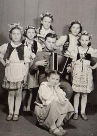 Bílá Třemešná, školní soubor, O slunečníku, měsíčníku a větrníku, 1958