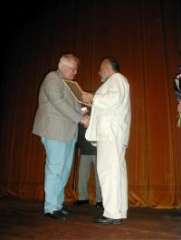 Hronov, udělení Zlatého odznaku J. K. Tyla Vl. Ondráčkovi, CP Jiráskův Hronov 2002