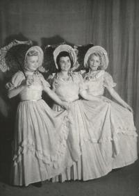 Praha-Kobylisy, Lidové divadlo, 4 doby českého kabaretu, 1946