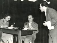 Milan Kyška (uprostřed) v divadelní scénce při MDŽ podniku Elektrosignál - snad tedy 