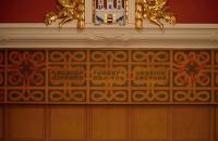 Čáslav, Dusíkovo divadlo, železná opona - ornamentální malba, nápisy a letopočty, autor nezjištěn, 1924