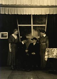 Oponešice, Ochotnické divadlo, Okénko