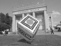 JH 2000, před divadlem