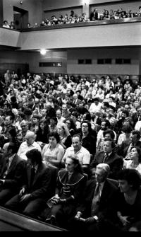 Hronov, Jiráskovo divadlo, diváci v hledišti 50. JH, 1981