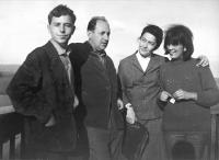 35. Jiráskův Hronov 1965, výlet na Dobrošov, uprostřed ing. M. Houštěk, M. Lokvencová