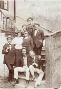 Hořovice, ochotníci SDO, Adolf Růžička, herec, režisér a později i funkcionář Jungmannova okrsku  ÚMDOČ– první zleva, stojí na nejnižším schodě. Léta 1915-1918