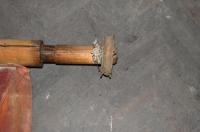 Starý Týn, opona Oráč v poli, sál hostince č. p. 16, dřevěný válec s kladkou pro ovládání opony, 2014