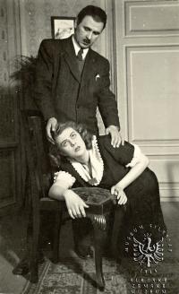 Malé Prosenice, Dramatický odbor VOS, drama Vina, na snímku Pitlachová, J. Brus, 1944