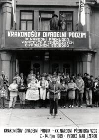 Bolerdice, B. Chalupa u mikrofonu jako vedoucí souboru, vítání Vysoké nad Jizerou 1989