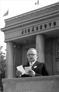 Mitlöhner , Julius - dramatik, funkcionář ochotnického divadla, režisér.