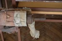 Kostelec u Křížků, opona veduta obce, detail zavěšení opony