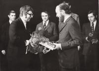 Wolkrův Prostějov 1970, Dr. M. Blahynka předává hlavní cenu Sv. Válovi, režiséru Div. studia LŠU Prostějov