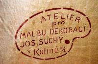 Strašín (dříve Strašeň), logo ateliéru autora opony Josefa Suchého z Kolína, asi 1905