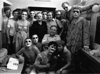 Zelenečtí v Hronově v šatně, režisér J. Bednárik uprostřed, vedle něj J. Kettner, JH 1982