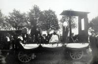 Polička, alegorický vůz Lešetínský kovář v průvodu při sbírce na stavbu divadla, 1924