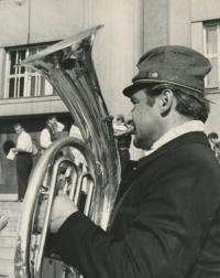 JH 1962, zahajovací program před divadlem