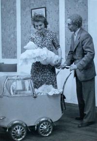 Praha-Kobylisy, Lidové divadlo, Komedie plná otců, 1944