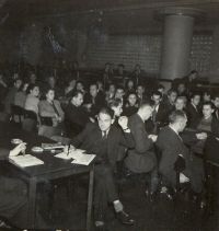 FLUT 1953, divadelní diskuse, v čele stolu Jan Martinec