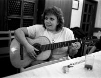 Vysoké nad Jizerou, KDP, Kateřina Fixová – v hasičárně s kytarou, 1993