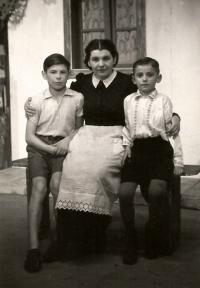 Praha-Kobylisy, Lidové divadlo, Srdce na zámek, 1946