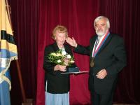 Pavel Hladík při předání odznaku Zlatého Tyla Libuši Strakové, 2009