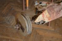 Kostelec u Křížků, opona veduta obce, detail zavěšení opony