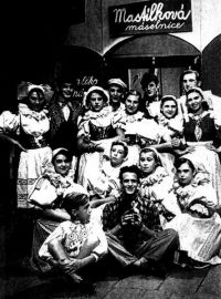 Skupina účinkujících ve Fidlovačce