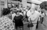 Šrámkova Sobotka 1983, před spořitelnou v rozhovoru lektoři recitační přehlídky PF Daniela Musilová, DAMU, a režisér Jiří Hraše