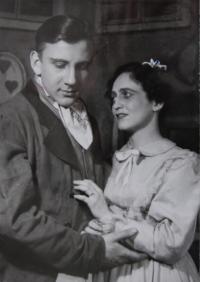 Praha-Žižkov, Žižkovské divadlo OB, J. K. Tyl: Fidlovačka, na snímku Miroslav Moravec, Jitka Srbová, 1956