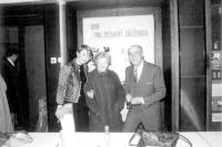 Šrámkova Sobotka 1986, herci Vlastimil Fišar a Daniela Kolářová po skončení pořadu Úsměvný Karel Čapek se spoluzakladatelkou a vůdčím duchem ŠS prof. Marií Hejnovou