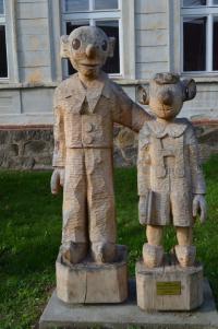 Mladějovice, Skupa, odhalení soch S H, 2014