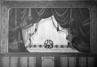 Chotěboř, Palacký, Draperie, ve střední části bílá opona, lyra, autor Rudolf Novotný, 192x