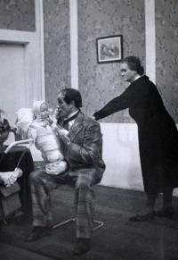 Praha-Kobylisy, Lidové divadlo, Komedie plná otců, 1944