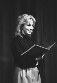 Karlovarský Harlekýn, Účastníky přehlídky vítá Kateřina Kučerová, 1990