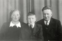 Miloslav Ropek s rodiči, 1943