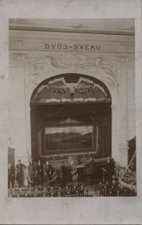 Beroun, portál jeviště Svůj svému s oponou, v restauraci Na Plzence, foto, s. a., muzeum