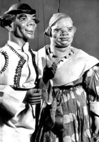 Loutky Ladislava Šalouna ke hře Františka Škroupa Dráteník. 