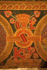 Dolní Roveň, Sokol, detail opony, znak Sokola