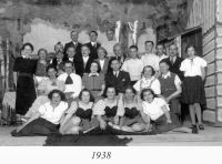 Benátky nad Jizerou, skupina benáteckých ochotníků na jevišti, 1938
