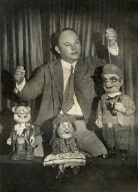 V. Šindler s populárními loutkami stréčka Matěje Křópala z Břochovan... 1930