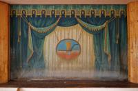 Horní Ředice, opona s portálem, draperie, ve středovém oválu atributy zemědělství snop, obilí, pluh, 1933