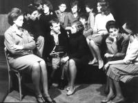 Valašské Meziříčí, 1. mfp, Divadlo poezie Valašské Meziříčí, 2. zleva J. Broll, vedoucí souboru, 1965