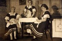 Zahrádka, Hasiči, Dámy a husaři, 1958