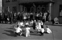 Vysoké nad Jizerou, KDP, Dětský soubor z Vysokého n. Jizerou tančí divadelníkům, 1987