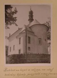 Miletín, Muzeum 1/12, Zásada, Pohled na kapli a násep,