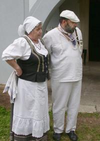 Ratibořice, Oživlé postavy z Babičky Boženy Němcové, 2004, před mlýnem 2