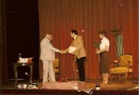 Petr Pešek blahopřeje v Turnově (Městské divadlo) v říjnu herci M. Horníčkovi, 1988